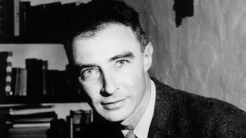 J. Robert Oppenheimer membuat bom atom,menjadikan Hiroshima dan Nagasaki hancur. Awalnya merayakan, Oppenheimer menyesal dan cemas terjadi perlombaan nuklir. Dua bulan setelah bom atom dijatuhkan, ia bertemu Presiden Harry S. Truman dan membahas kemungkinan perang nuklir dengan Uni Soviet. Truman menilai Soviet takkan bisa membuatnya. Ia kabarnya marah karena merasa presiden tak mengerti dan berkata Presiden, saya merasa tangan saya berlumuran berdarah. Truman murka dan mengakhiri pertemuan. Darah di tangannya, sial, darah di tangannya tidak sebanyak aku, kata Truman. Memang ia yang memerintahkan dijatuhkannya bom atom. Foto: Ars Technica