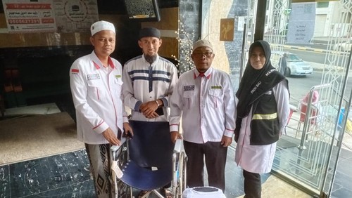 Penyerahan tas kabin dan kursi roda kepada ketua kloter 18 milik Siti Maryam, Selasa (11/7/2023).