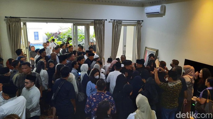 Jenazah Bambang Kristiono tiba di rumah duka di kawasan Jakarta Selatan disambut isak tangis keluarga.