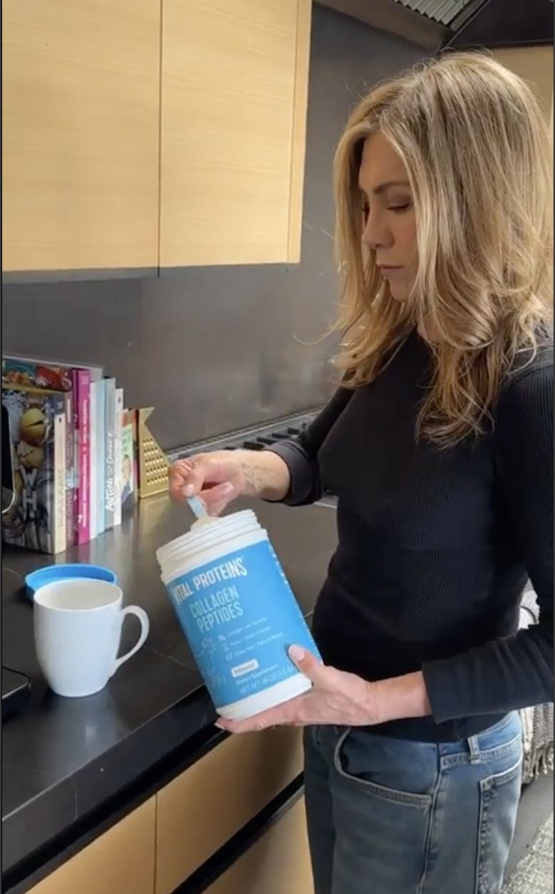 Jennifer Aniston Ungkap Resep Kopi Campur Kolagen Favoritnya