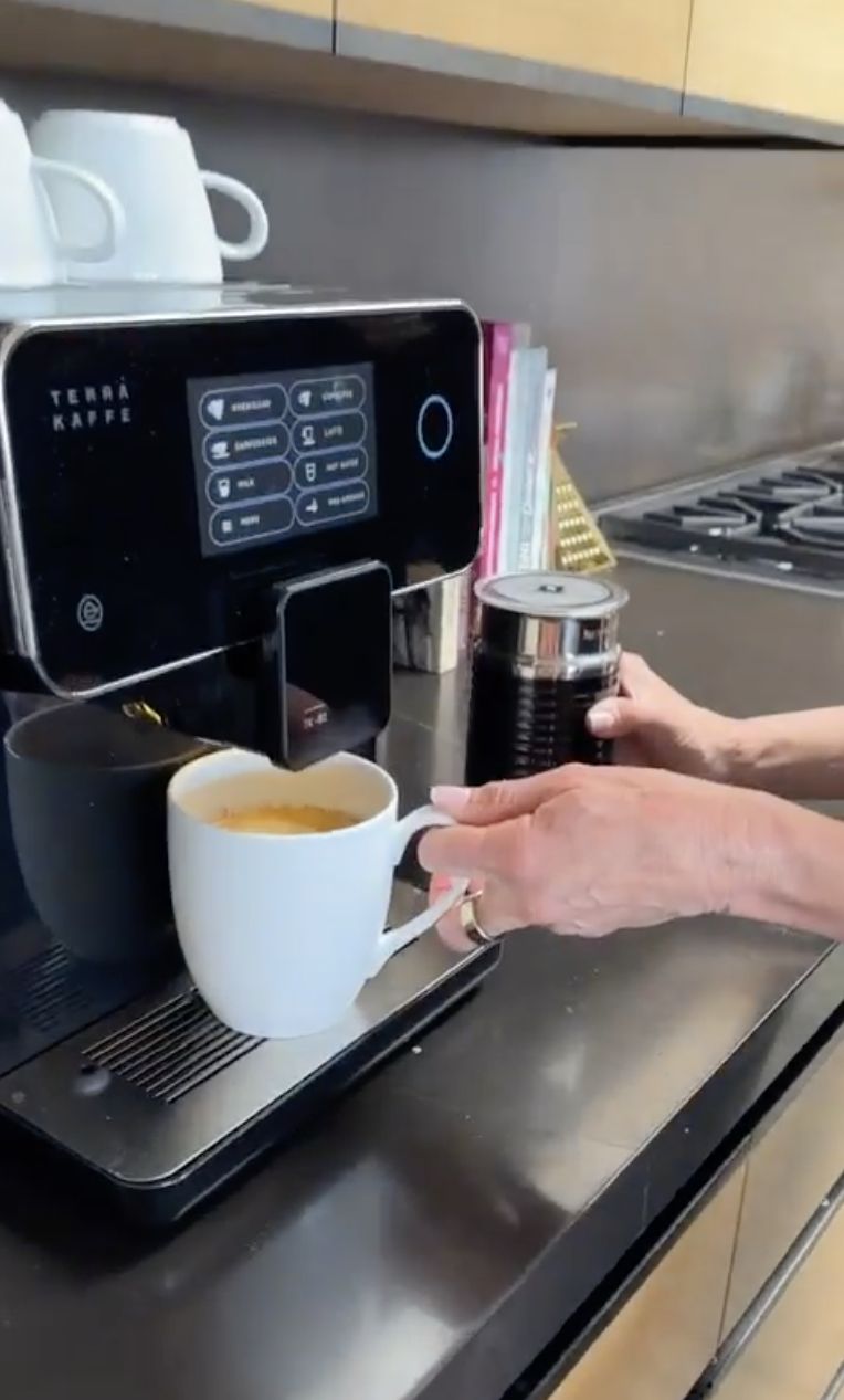 Jennifer Aniston Ungkap Resep Kopi Campur Kolagen Favoritnya