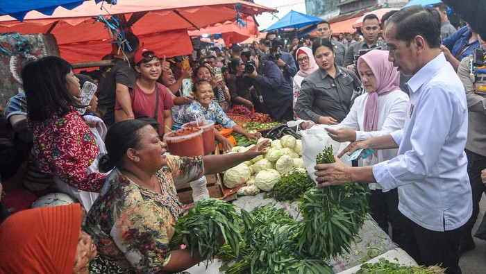 Penarik becak menunjukkan bantuan sembako yang diberikan Presiden Joko Widodo di pasar tradisional Kabupaten Kepahiang, Provinsi Bengkulu, Kamis (20/7/2023). Presiden meninjau kondisi pasar sekaligus menyerahkan Bantuan Langsung Tunai (BLT), Bantuan Usaha UMKM, dan Bantuan Sosial (Bansos) kepada para pedagang dan masyarakat sekitar. ANTARA FOTO/Muhammad Izfaldi/tom.