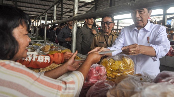 Penarik becak menunjukkan bantuan sembako yang diberikan Presiden Joko Widodo di pasar tradisional Kabupaten Kepahiang, Provinsi Bengkulu, Kamis (20/7/2023). Presiden meninjau kondisi pasar sekaligus menyerahkan Bantuan Langsung Tunai (BLT), Bantuan Usaha UMKM, dan Bantuan Sosial (Bansos) kepada para pedagang dan masyarakat sekitar. ANTARA FOTO/Muhammad Izfaldi/tom.
