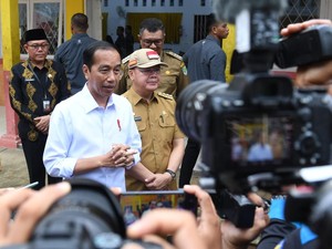 Jokowi Banggakan Kemeja Putih Buatan Siswa SMK Jambi: Langsung Saya Pakai