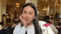 Di Hungaria, pria kelahiran 1990 ini mampir ke New York Cafe yang mengusung tema klasik. Ia tampak berpose sebelum makanan pesanannya datang. Foto: Instagram joviadhiguna