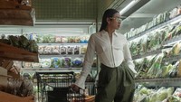 Jovi membuktikan bisa tetap tampil stylish saat belanja bahan makanan di supermarket. Ia bahkan melengkapi penampilannya dengan kaca mata keren. Foto: Instagram joviadhiguna