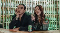 Menikmati bir kalengan jadi salah satu agenda Jovi ketika santai. Ia pun ditemani selebgram Michi Momo. Foto: Instagram joviadhiguna
