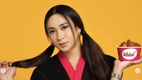 Selain Street Boba, Jovi juga menjalani usaha camilan khas Korea Selatan bernama Gildak. Ia pun menjalani berbagai pose pemotretan untuk produknya itu. Foto: Instagram joviadhiguna