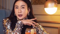 Begini pose Jovi yang serba bling-bling saat santai di cocktail bar. Kira-kira minuman apa yang dipesan? Foto: Instagram joviadhiguna