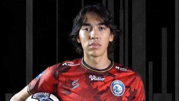 Julian Schwarzer kiper Arema FC