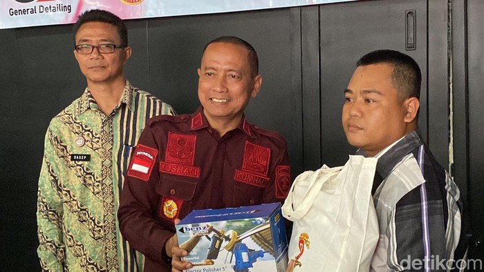 Kadivpas Kemenkumham Jabar Kusnali (tengah) berikan peralatan salon mobil kepada Andri Sobari alias Emon