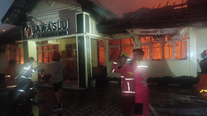 Kantor Bawaslu Palangkaraya terbakar.