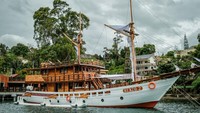 Kapal pinisi Kenzo menawarkan paket wisata berkeliling Danau Toba serta bermalam di atas kapal. Foto: Kemenparekraf