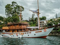 Melihat Kapal Pinisi Pertama di Danau Toba