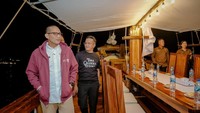 Pinisi Kenzo memiliki fasilitas diantaranya empat kamar tidur dengan toilet di dalamnya, dua toilet di luar kamar, dan juga bar. Ada juga aktivitas penunjang pinisi seperti canoeing, paddling, juga menembak ikan. (Foto: Kemenparekraf)