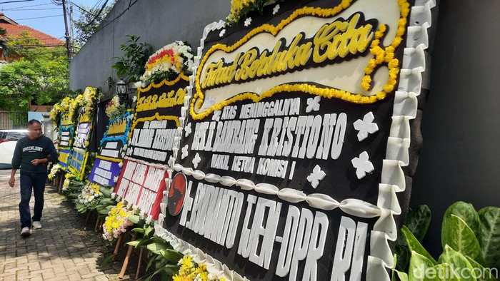 Karangan bunga duka cita di rumah duka Anggota DPR RI Bambang Kristiono. (Annisa Aulia Rahim/detikcom).