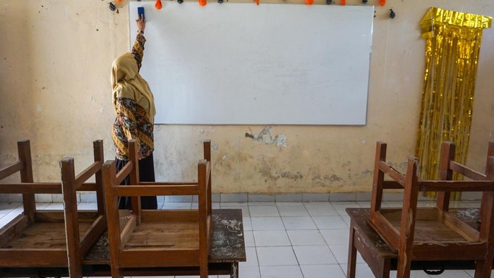 Kasihan, SDN Kranggan 1 di Batang Tidak Punya Siswa Baru Seorang guru menghapus papan tulis di ruang kelas I yang tidak terdapat peserta didik baru di SD N Kranggan 1, Tersono, Kabupaten Batang, Jawa Tengah, Kamis (20/7/2023). Menurut Dinas Pendidikan dan Kebudayaan Kabupaten Batang, terdapat dua sekolah yang tidak memenuhi rombongan belajar (rombel) yaitu SDN Sijono hanya terdapat tiga siswa baru dan SDN Kranggan 1 tidak ada siswa sama sekali karena beberapa faktor yaitu meningkatnya warga merantau ke luar daerah dan persaingan dengan sekolah swasta. ANTARA FOTO/Harviyan Perdana Putra/nym.