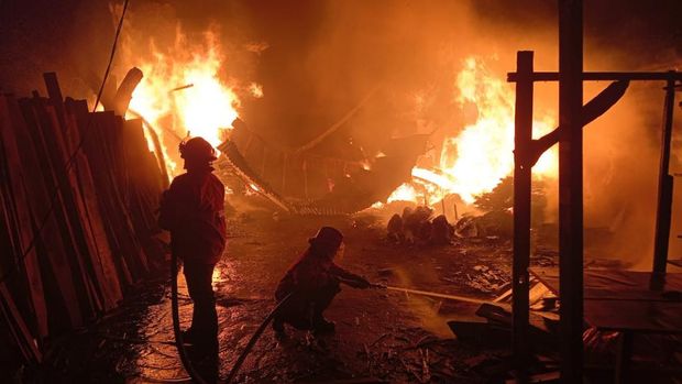 Kebakaran hebat terjadi di kawasan industri mebel Kota Pasuruan. Dua gudang yang ada di Dusun Begoro, Kelurahan/Kecamatan Gadingrejo, ludes terbakar.