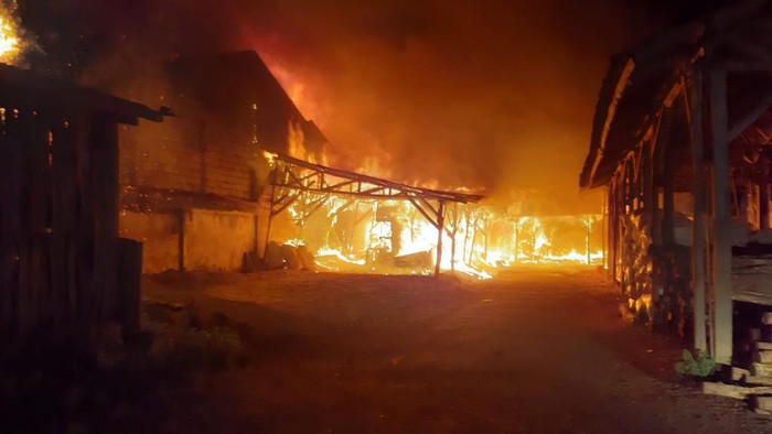Kebakaran hebat terjadi di kawasan industri mebel Kota Pasuruan. Dua gudang yang ada di Dusun Begoro, Kelurahan/Kecamatan Gadingrejo, ludes terbakar.