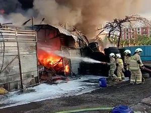Penampakan Kebakaran Gudang Ban Vulkanisir di Jaktim