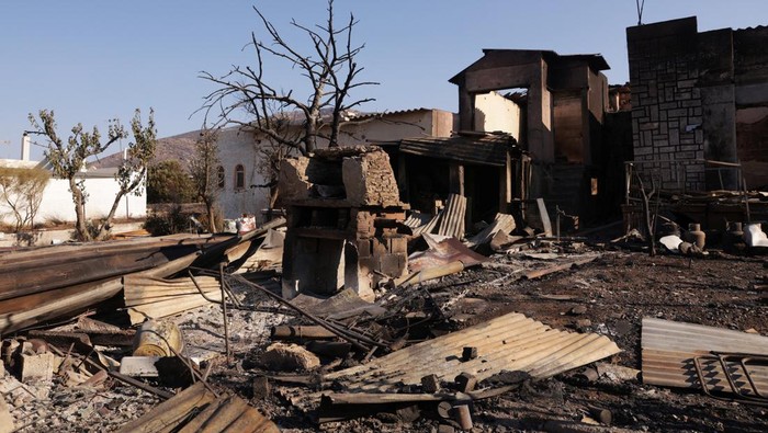 A burnt house is seen following a wildfire in the suburb of Lagonisi, near Athens, Greece, July 18, 2023. REUTERS/Louiza Vradi