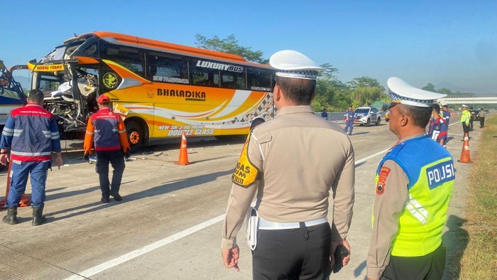 Kecelakaan bus pariwisata tabrak truk dan mobil di Tol Batang, Kamis (20/7/2023). Akibat kecelakaan ini kernet bus tewas di lokasi kejadian.