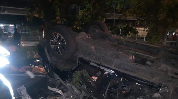Sebuah mobil Fortuner terlibat kecelakaan tunggal di Exit Tol Plumpang, Jakarta Utara dan menewaskan 3 orang. Apa penyebab kecelakaan Fortuner di Plumpang itu?