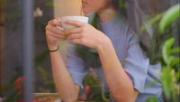 Wanita berusia 20 tahun ini juga hobi nongkrong di kafe. Ini momennya menikmati secangkir kopi hangat. Foto: Instagram @keisyalevronka