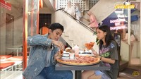 Penyanyi bertubuh mungil ini juga pernah terlihat mukbang bersama Nuca. Saat itu, mereka menikmati pizza dan burger di Pelaspas Nipah. Foto: Instagram @keisyalevronka