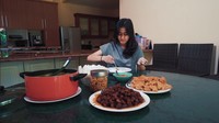 Keisya juga pernah membuat konten mukbang mencicipi masakan sang ibunda. Saat itu menunya berupa sayur sop, tumisan daging, dan ayam goreng. Foto: Instagram @keisyalevronka