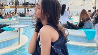 Selain bernyanyi, Keisya juga sering mengunggah aktivitas pribadinya ketika kulineran. Ini momen Keisya saat nongkrong di beach club Bali. Foto: Instagram @keisyalevronka