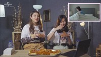 Keisya juga kerap membuat konten mukbang. Seperti momennya menikmati mie goreng bersama Tiara Andini. Foto: Instagram @keisyalevronka
