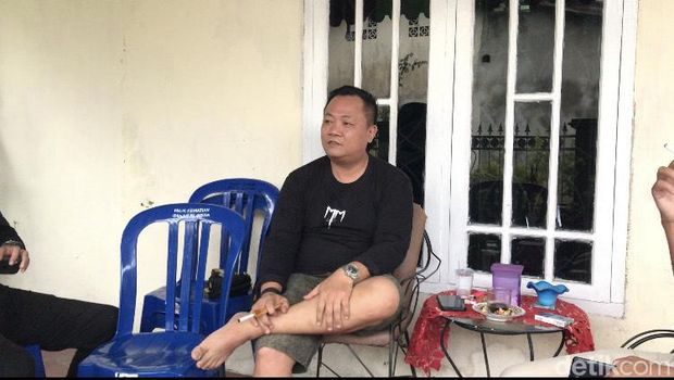 Paman Redho, Majid, saat berbincang dengan detikSumbagsel di kediaman keluarga di Pangkalpinang.