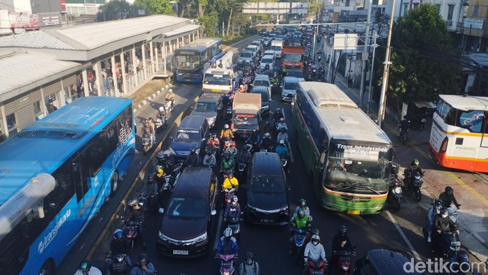 Kemacetan di Jalan Daan Mogot, Jakarta Barat