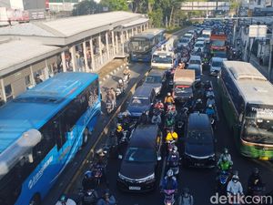 Warga Keluhkan Kemacetan di Daan Mogot Jakbar: Definisi Tua di Jalan