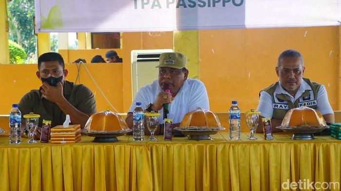 Kepala Dinas Lingkungan Hidup Bone Dray Vibrianto bersama Bupati Bone Andi Fahsar Mahdin Padjalangi saat menyampaikan soal Limbah B3.