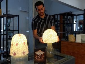 Kepompong Ulat Sutra Diubah Jadi Lampu Hias