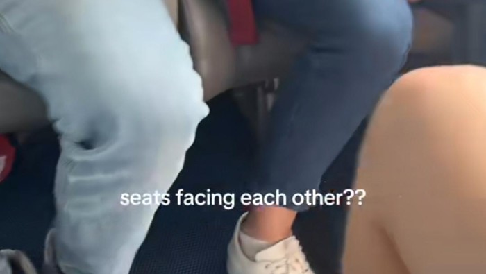 kursi pesawat berhadapan