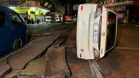 Sebuah ledakan misterius terjadi di kota Johannesburg, Afrika Selatan saat jam sibuk. Ledakan itu melukai 41 orang.   