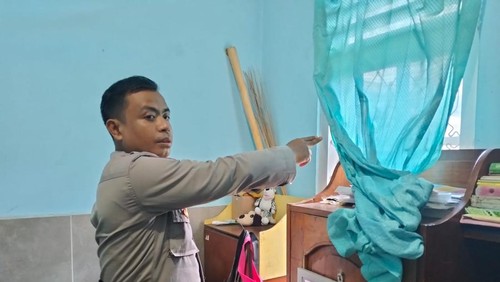 Seorang polisi menunjukkan lokasi tewasnya DH di rumahnya, Desa Aikmel, Lombok Timur, NTB. DH ditemukan tewas tergantung, Rabu (19/7/2023).