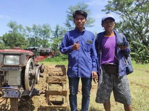 Inovasi Mahasiswa Poltera Garap Sawah Cuma Pakai HP dengan Hand Tractor