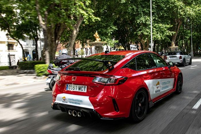 Marc Marquez Nyetir Honda Civic Type R Marc Marquez Nyetir Honda Civic Type R dengan bahan bakar terbarukan
