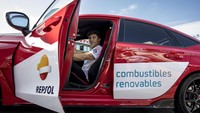 Ini merupakan program yang diinisiasi oleh Repsol. Perusahaan energi asal Spanyol itu menguji coba bahan bakar terbarukan pada mobil Honda Civic Type R yang disopiri Marquez. Foto: Dok. Repsol