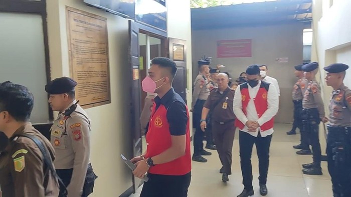 Mario Dandy Satriyo (20), terdakwa kasus penganiayaan terhadap Cristalino David Ozora (17) kembali mengenakan kemeja hitam di persidangan. (Mulia Budi/detikcom)