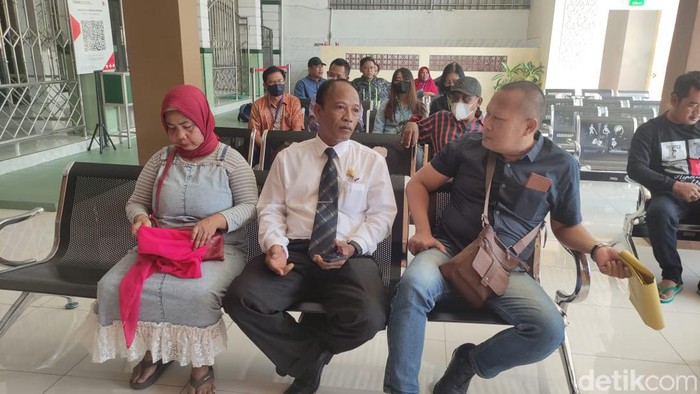Masriah saat menjalani sidang gugatan perdata Rp 1 miliar