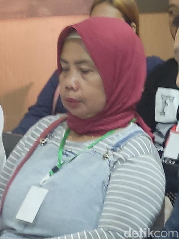 Masriah saat menjalani sidang gugatan perdata Rp 1 miliar