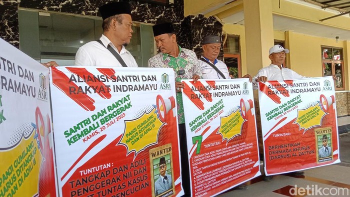 Massa datangi Polres Indramayu menanyakan perkembangan kasus Panji Gumilang