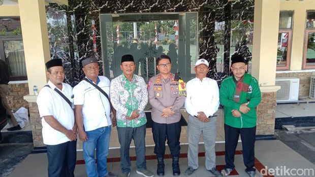 Massa usai melakukan audiensi dengan Polres Indramayu