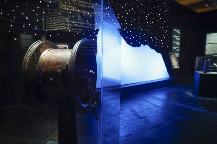 A photograph shows a replica of the Grand Staircase of the first class section of the Titanic liner on the opening day of the XXL Titanic exhibition at Paris  Expo Porte de Versailles in Paris on July 18, 2023, revealing authentic relics and objects recovered after the sinking, as well as life-size replicas of several areas of the liner. On April 15, 1912, the Titanic, a British liner reputed to be unsikable, sank off Newfoundland near Canada, after hitting an iceberg, the tragedy claiming the lives of around 1500 passengers. (Photo by Geoffroy VAN DER HASSELT / AFP)