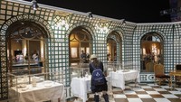 Ada juga ruang makan yang serba mewah beserta peralatan makannya. Foto: AFP/GEOFFROY VAN DER HASSELT